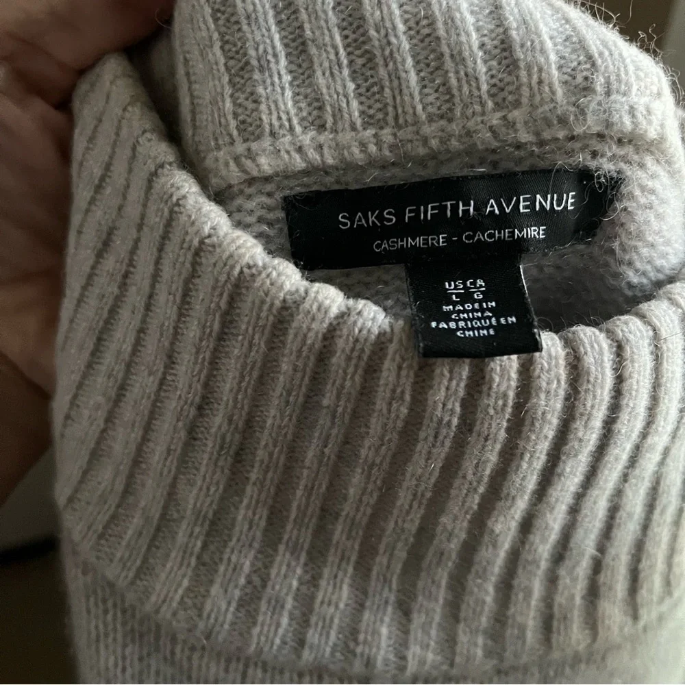 Saks Fifth Avenue 100% Cashmere Sweater Womens Large Gray Neural Quiet Luxury - Picture 12 of 16